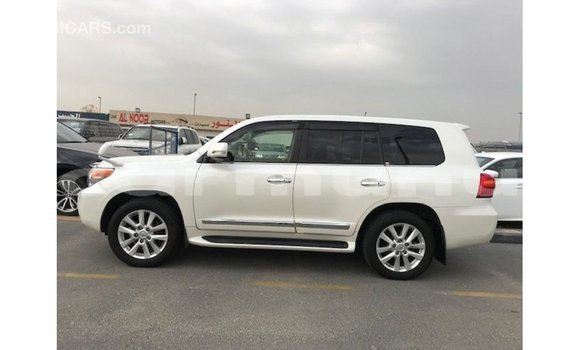 Acheter Import Voiture Toyota Land Cruiser Blanc à Import - Dubai, Région de la Bouenza Acheter Import Voiture Toyota Land Cruiser Blanc à Import - Dubai, Région de la Bouenza