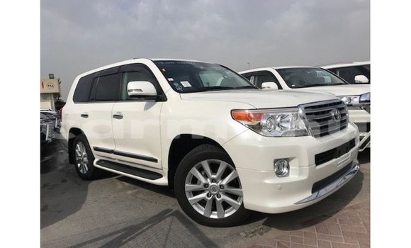 Buy Import Toyota Land Cruiser White Car in Import - Dubai in Region of Bouenza Buy Import Toyota Land Cruiser White Car in Import - Dubai in Region of Bouenza