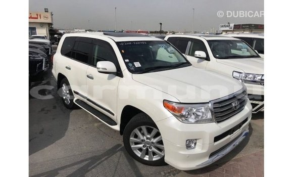 Buy Import Toyota Land Cruiser White Car in Import - Dubai in Region of Bouenza Buy Import Toyota Land Cruiser White Car in Import - Dubai in Region of Bouenza
