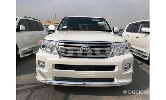 Buy Import Toyota Land Cruiser White Car in Import - Dubai in Region of Bouenza Buy Import Toyota Land Cruiser White Car in Import - Dubai in Region of Bouenza