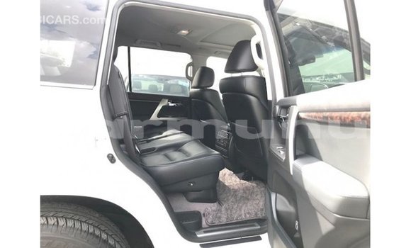 Buy Import Toyota Land Cruiser White Car in Import - Dubai in Region of Bouenza Buy Import Toyota Land Cruiser White Car in Import - Dubai in Region of Bouenza