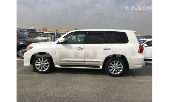 Buy Import Toyota Land Cruiser White Car in Import - Dubai in Region of Bouenza Buy Import Toyota Land Cruiser White Car in Import - Dubai in Region of Bouenza