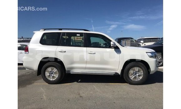 Buy Import Toyota Land Cruiser White Car in Import - Dubai in Region of Bouenza Buy Import Toyota Land Cruiser White Car in Import - Dubai in Region of Bouenza