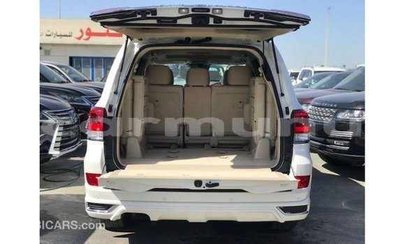 Acheter Import Voiture Toyota Land Cruiser Blanc à Import - Dubai, Région de la Bouenza Acheter Import Voiture Toyota Land Cruiser Blanc à Import - Dubai, Région de la Bouenza