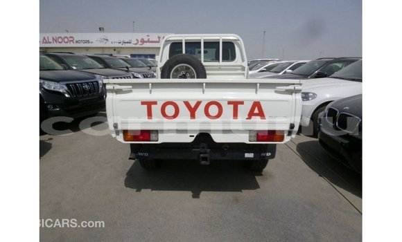 Acheter Import Voiture Toyota Land Cruiser Blanc à Import - Dubai, Région de la Bouenza Acheter Import Voiture Toyota Land Cruiser Blanc à Import - Dubai, Région de la Bouenza