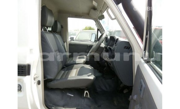 Acheter Import Voiture Toyota Land Cruiser Blanc à Import - Dubai, Région de la Bouenza Acheter Import Voiture Toyota Land Cruiser Blanc à Import - Dubai, Région de la Bouenza