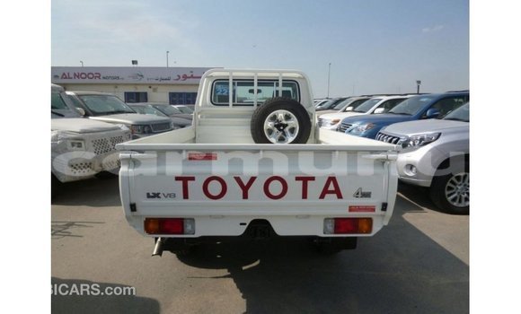 Acheter Import Voiture Toyota Land Cruiser Blanc à Import - Dubai, Région de la Bouenza Acheter Import Voiture Toyota Land Cruiser Blanc à Import - Dubai, Région de la Bouenza