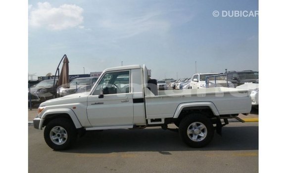 Acheter Import Voiture Toyota Land Cruiser Blanc à Import - Dubai, Région de la Bouenza Acheter Import Voiture Toyota Land Cruiser Blanc à Import - Dubai, Région de la Bouenza