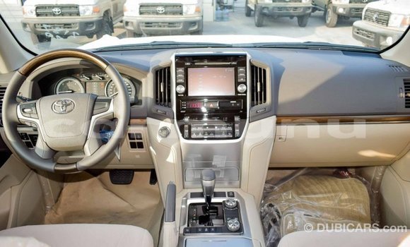 Acheter Import Voiture Toyota Land Cruiser Blanc à Import - Dubai, Région de la Bouenza Acheter Import Voiture Toyota Land Cruiser Blanc à Import - Dubai, Région de la Bouenza