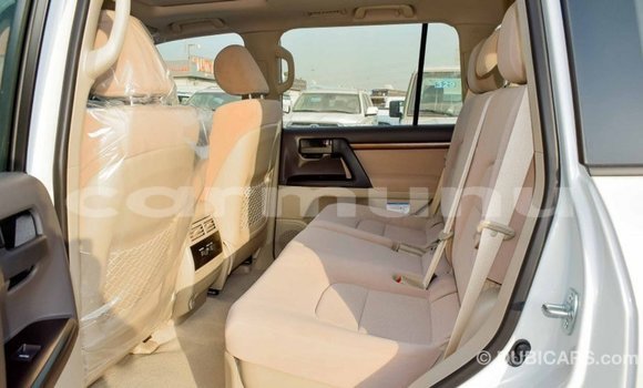 Acheter Import Voiture Toyota Land Cruiser Blanc à Import - Dubai, Région de la Bouenza Acheter Import Voiture Toyota Land Cruiser Blanc à Import - Dubai, Région de la Bouenza