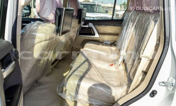 Acheter Import Voiture Toyota Land Cruiser Blanc à Import - Dubai, Région de la Bouenza Acheter Import Voiture Toyota Land Cruiser Blanc à Import - Dubai, Région de la Bouenza