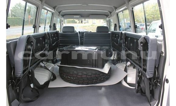 Acheter Import Voiture Toyota Land Cruiser Blanc à Import - Dubai, Région de la Bouenza Acheter Import Voiture Toyota Land Cruiser Blanc à Import - Dubai, Région de la Bouenza