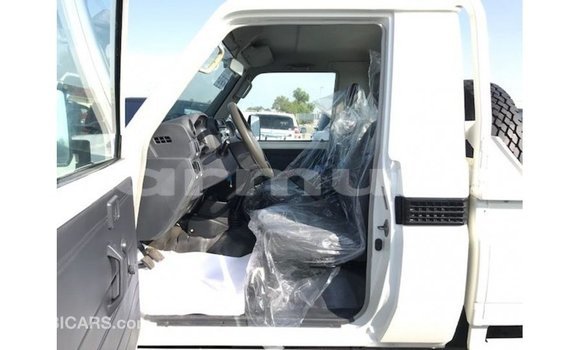 Acheter Import Voiture Toyota Land Cruiser Blanc à Import - Dubai, Région de la Bouenza Acheter Import Voiture Toyota Land Cruiser Blanc à Import - Dubai, Région de la Bouenza