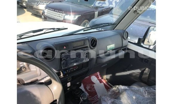 Acheter Import Voiture Toyota Land Cruiser Blanc à Import - Dubai, Région de la Bouenza Acheter Import Voiture Toyota Land Cruiser Blanc à Import - Dubai, Région de la Bouenza