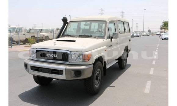 Buy Import Toyota Land Cruiser White Car in Import - Dubai in Region of Bouenza Buy Import Toyota Land Cruiser White Car in Import - Dubai in Region of Bouenza