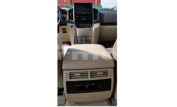 Buy Import Toyota Land Cruiser White Car in Import - Dubai in Region of Bouenza Buy Import Toyota Land Cruiser White Car in Import - Dubai in Region of Bouenza