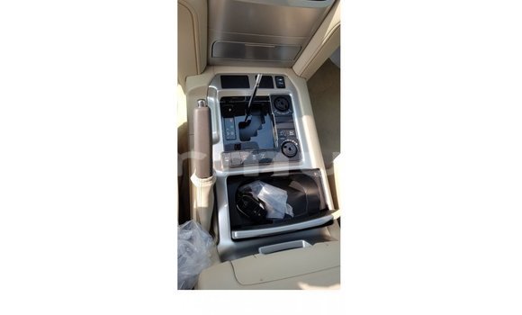 Buy Import Toyota Land Cruiser White Car in Import - Dubai in Region of Bouenza Buy Import Toyota Land Cruiser White Car in Import - Dubai in Region of Bouenza