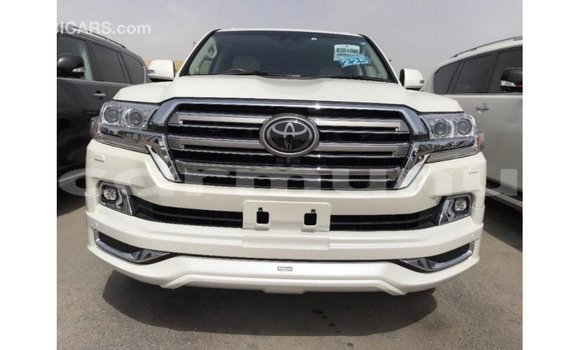 Acheter Import Voiture Toyota Land Cruiser Blanc à Import - Dubai, Région de la Bouenza Acheter Import Voiture Toyota Land Cruiser Blanc à Import - Dubai, Région de la Bouenza