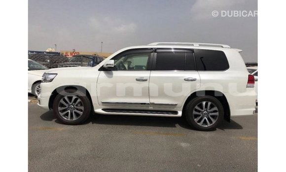Acheter Import Voiture Toyota Land Cruiser Blanc à Import - Dubai, Région de la Bouenza Acheter Import Voiture Toyota Land Cruiser Blanc à Import - Dubai, Région de la Bouenza