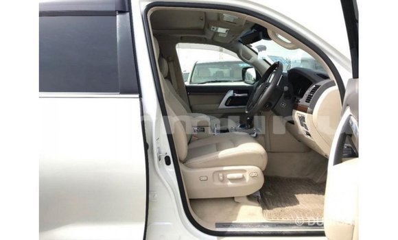 Acheter Import Voiture Toyota Land Cruiser Blanc à Import - Dubai, Région de la Bouenza Acheter Import Voiture Toyota Land Cruiser Blanc à Import - Dubai, Région de la Bouenza