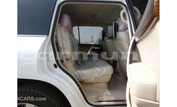Acheter Import Voiture Toyota Land Cruiser Blanc à Import - Dubai, Région de la Bouenza Acheter Import Voiture Toyota Land Cruiser Blanc à Import - Dubai, Région de la Bouenza