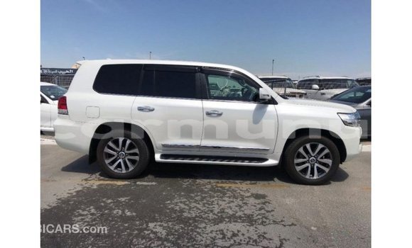 Buy Import Toyota Land Cruiser White Car in Import - Dubai in Region of Bouenza Buy Import Toyota Land Cruiser White Car in Import - Dubai in Region of Bouenza