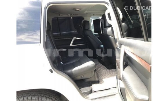 Buy Import Toyota Land Cruiser White Car in Import - Dubai in Region of Bouenza Buy Import Toyota Land Cruiser White Car in Import - Dubai in Region of Bouenza