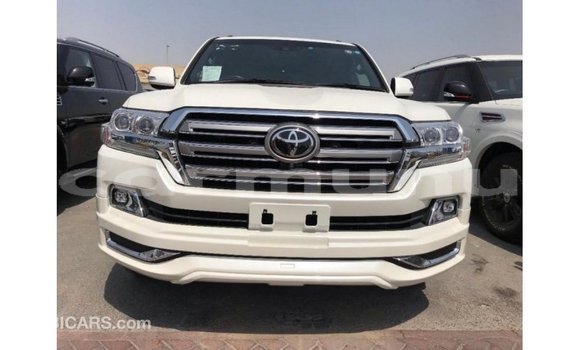 Buy Import Toyota Land Cruiser White Car in Import - Dubai in Region of Bouenza Buy Import Toyota Land Cruiser White Car in Import - Dubai in Region of Bouenza