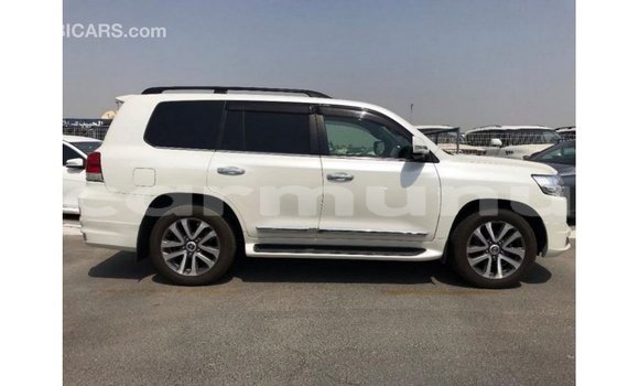 Buy Import Toyota Land Cruiser White Car in Import - Dubai in Region of Bouenza Buy Import Toyota Land Cruiser White Car in Import - Dubai in Region of Bouenza