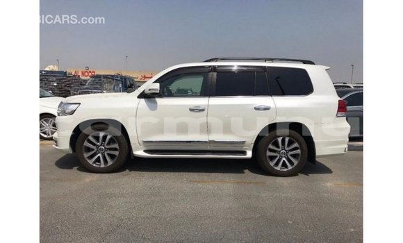 Buy Import Toyota Land Cruiser White Car in Import - Dubai in Region of Bouenza Buy Import Toyota Land Cruiser White Car in Import - Dubai in Region of Bouenza