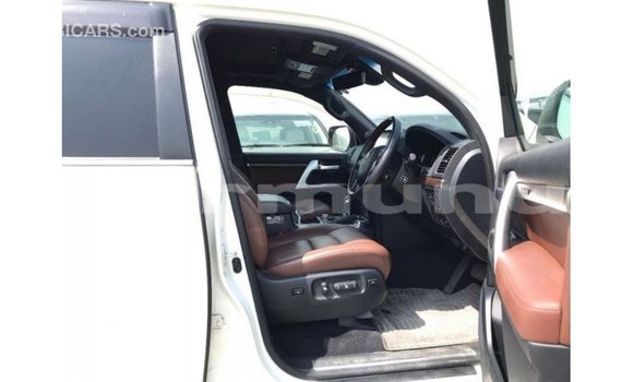 Buy Import Toyota Land Cruiser White Car in Import - Dubai in Region of Bouenza Buy Import Toyota Land Cruiser White Car in Import - Dubai in Region of Bouenza