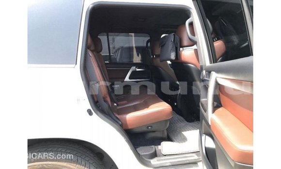 Buy Import Toyota Land Cruiser White Car in Import - Dubai in Region of Bouenza Buy Import Toyota Land Cruiser White Car in Import - Dubai in Region of Bouenza