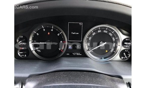 Buy Import Toyota Land Cruiser White Car in Import - Dubai in Region of Bouenza Buy Import Toyota Land Cruiser White Car in Import - Dubai in Region of Bouenza