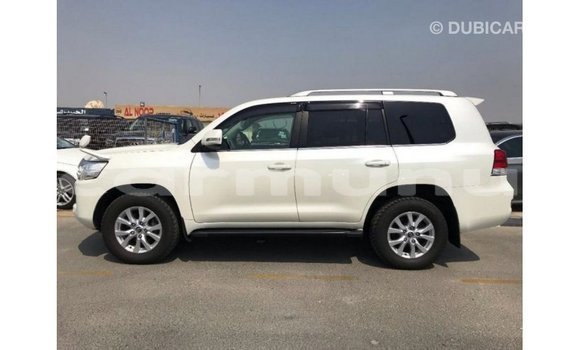 Buy Import Toyota Land Cruiser White Car in Import - Dubai in Region of Bouenza Buy Import Toyota Land Cruiser White Car in Import - Dubai in Region of Bouenza