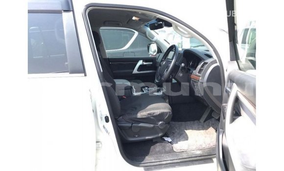 Buy Import Toyota Land Cruiser White Car in Import - Dubai in Region of Bouenza Buy Import Toyota Land Cruiser White Car in Import - Dubai in Region of Bouenza