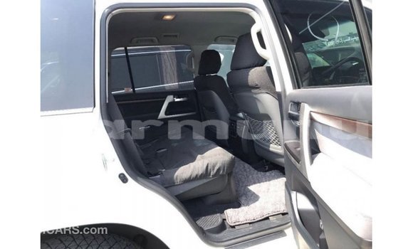 Buy Import Toyota Land Cruiser White Car in Import - Dubai in Region of Bouenza Buy Import Toyota Land Cruiser White Car in Import - Dubai in Region of Bouenza