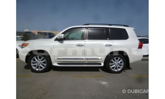 Acheter Import Voiture Toyota Land Cruiser Blanc à Import - Dubai, Région de la Bouenza Acheter Import Voiture Toyota Land Cruiser Blanc à Import - Dubai, Région de la Bouenza