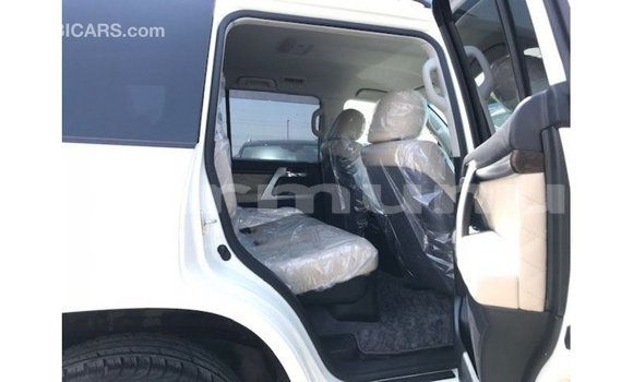 Buy Import Toyota Land Cruiser White Car in Import - Dubai in Region of Bouenza Buy Import Toyota Land Cruiser White Car in Import - Dubai in Region of Bouenza