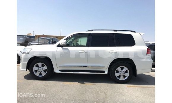 Buy Import Toyota Land Cruiser White Car in Import - Dubai in Region of Bouenza Buy Import Toyota Land Cruiser White Car in Import - Dubai in Region of Bouenza