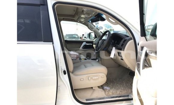 Buy Import Toyota Land Cruiser White Car in Import - Dubai in Region of Bouenza Buy Import Toyota Land Cruiser White Car in Import - Dubai in Region of Bouenza