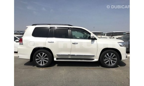Buy Import Toyota Land Cruiser White Car in Import - Dubai in Region of Bouenza Buy Import Toyota Land Cruiser White Car in Import - Dubai in Region of Bouenza