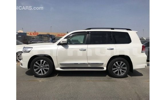 Buy Import Toyota Land Cruiser White Car in Import - Dubai in Region of Bouenza Buy Import Toyota Land Cruiser White Car in Import - Dubai in Region of Bouenza