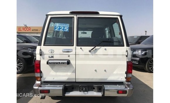 Acheter Import Voiture Toyota Land Cruiser Blanc à Import - Dubai, Région de la Bouenza Acheter Import Voiture Toyota Land Cruiser Blanc à Import - Dubai, Région de la Bouenza