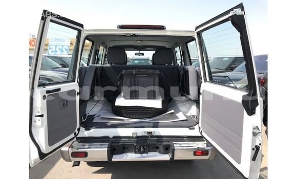 Acheter Import Voiture Toyota Land Cruiser Blanc à Import - Dubai, Région de la Bouenza Acheter Import Voiture Toyota Land Cruiser Blanc à Import - Dubai, Région de la Bouenza