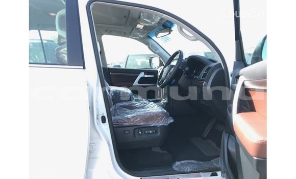 Buy Import Toyota Land Cruiser White Car in Import - Dubai in Region of Bouenza Buy Import Toyota Land Cruiser White Car in Import - Dubai in Region of Bouenza