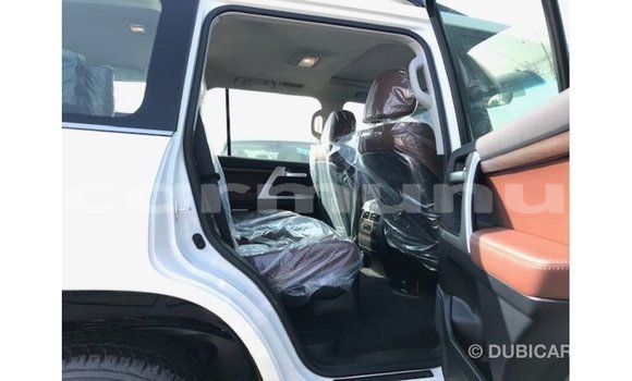 Buy Import Toyota Land Cruiser White Car in Import - Dubai in Region of Bouenza Buy Import Toyota Land Cruiser White Car in Import - Dubai in Region of Bouenza