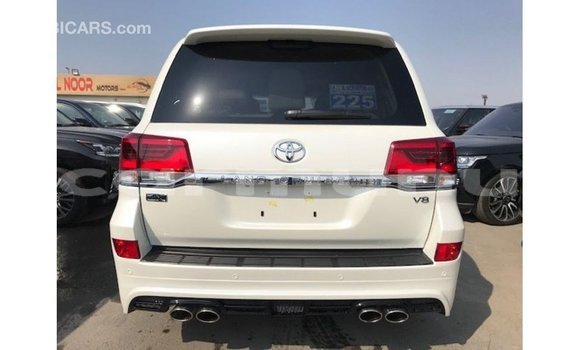 Buy Import Toyota Land Cruiser White Car in Import - Dubai in Region of Bouenza Buy Import Toyota Land Cruiser White Car in Import - Dubai in Region of Bouenza