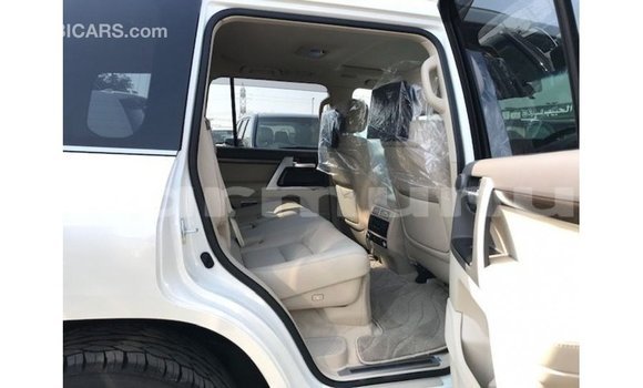 Buy Import Toyota Land Cruiser White Car in Import - Dubai in Region of Bouenza Buy Import Toyota Land Cruiser White Car in Import - Dubai in Region of Bouenza