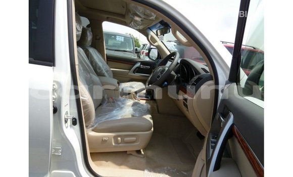 Buy Import Toyota Land Cruiser White Car in Import - Dubai in Region of Bouenza Buy Import Toyota Land Cruiser White Car in Import - Dubai in Region of Bouenza