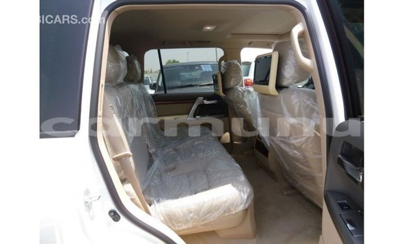 Buy Import Toyota Land Cruiser White Car in Import - Dubai in Region of Bouenza Buy Import Toyota Land Cruiser White Car in Import - Dubai in Region of Bouenza